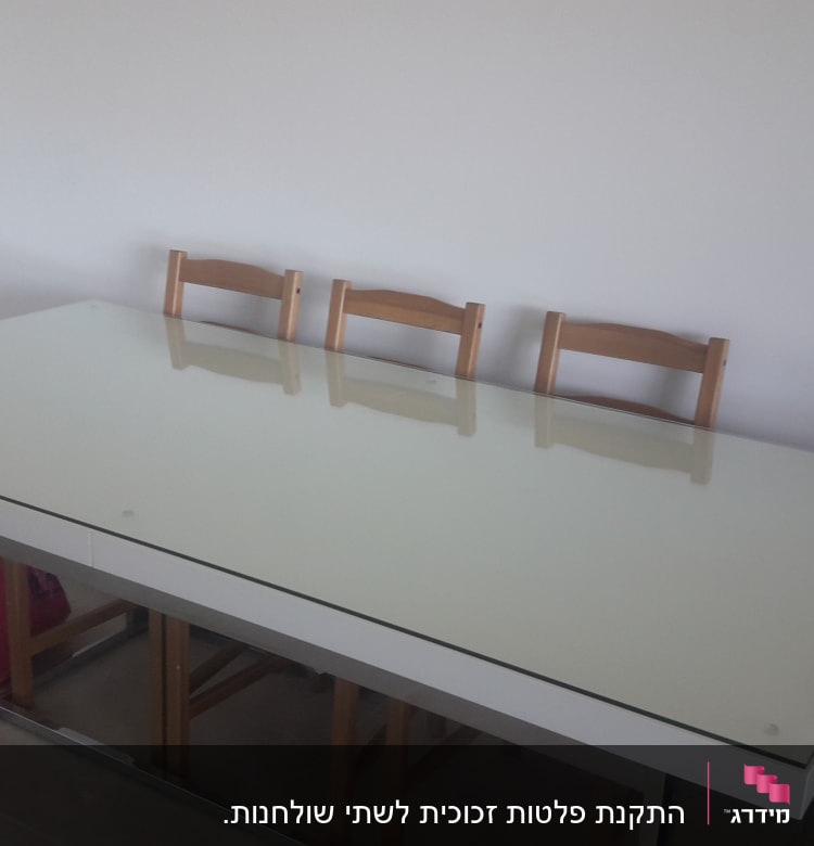 שולחן זכוכית עם רגלי מתכת בחדר פשוט